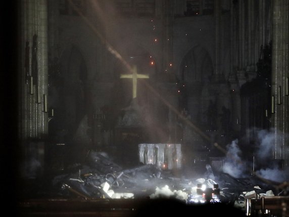 Plusieurs reliques chrétiennes, dont la couronne d'épines de Jésus, ont pu être sauvées des flammes. © KEYSTONE/EPA/YOAN VALAT