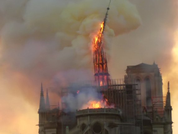 La flèche de la cathédrale s'est effondrée, ainsi qu'une partie de la voûte. © KEYSTONE/AP/DOMINIQUE BICHON