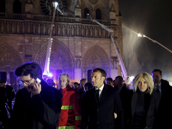 Le président français Emmanuel Macron a promis de reconstruire la cathédrale Notre-Dame. © KEYSTONE/AP Pool Reuters/PHILIPPE WOJAZER