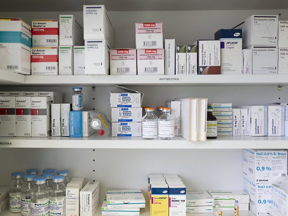 Le prix des médicaments continue d'être plus élevé en Suisse (archives). © KEYSTONE/GAETAN BALLY
