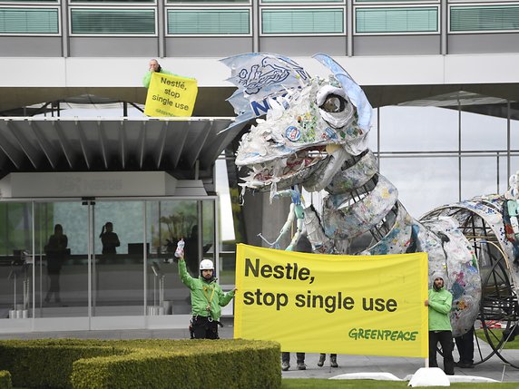 Des activistes de Greenpeace ont amené mardi matin un monstre composé de déchets plastiques devant le siège de Nestlé à Vevey (VD). © KEYSTONE/LAURENT GILLIERON