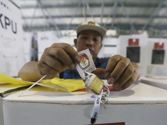 Les élections indonésiennes qui se déroulent sur 17'000 îles est un défi logistique. © KEYSTONE/AP/ACHMAD IBRAHIM