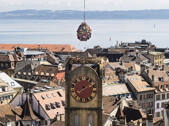 Un oeuf de près d'une tonne et haut de 3 mètres a été posé jeudi dans un nid géant perché sur la Tour de Diesse de Neuchâtel. © KEYSTONE/JEAN-CHRISTOPHE BOTT