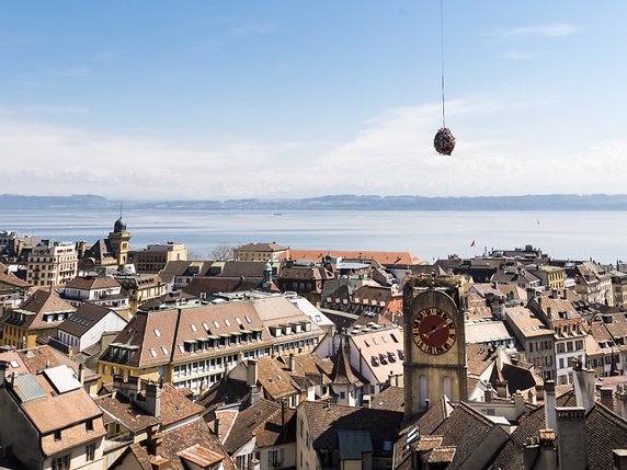L'opération a été menée dans le cadre des 40 ans de la zone piétonne de Neuchâtel. © KEYSTONE/JEAN-CHRISTOPHE BOTT