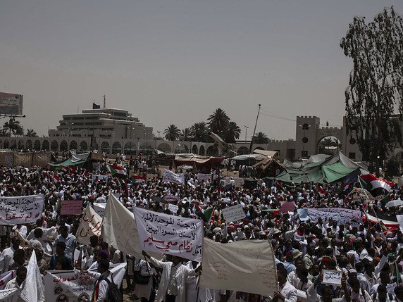 Les manifestants sont rassemblés pour le 13e jour consécutif devant le quartier général de l'armée dans le centre de la capitale soudanaise. © KEYSTONE/AP/SALIH BASHEER