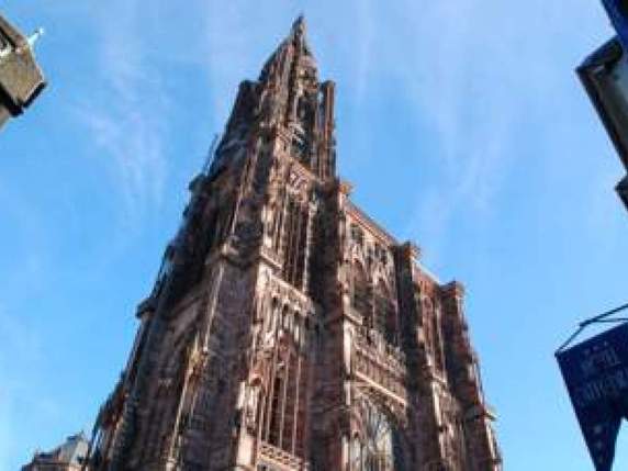 La flèche de la cathédrale culmine à 143 mètres. © fleurdementhe