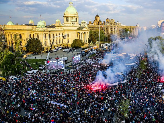 Selon les médias proches du pouvoir, plus de 100'000 personnes se sont massées devant le parlement. © KEYSTONE/EPA/KOCA SULEJMANOVIC