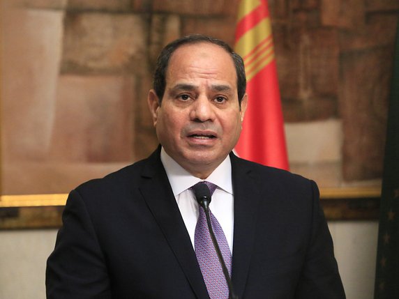 Abdel Fattah al-Sissi a été élu président en 2014, avec 96,9% des voix, un an après avoir renversé avec l'armée et sur fond de mécontentement populaire, le président islamiste élu Mohamed Morsi. Il a été réélu en 2018, avec 97,08% des voix, sans qu'aucun rival sérieux ne puisse le défier (archives). © KEYSTONE/EPA/LEGNAN KOULA