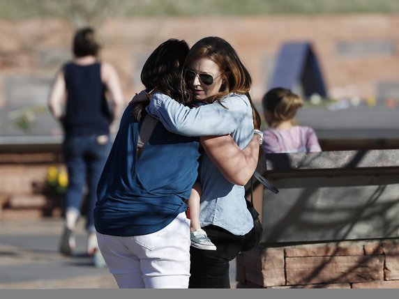 Des centaines de personnes se sont réunies à Littleton pour commémorer la fusillade de Columbine. © KEYSTONE/AP/DAVID ZALUBOWSKI