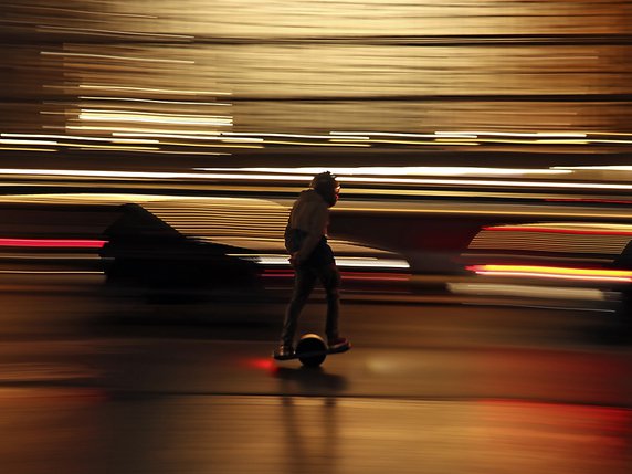 Un homme en skateboard électrique a été victime d'un grave accident à Bellmund (image d'illustration). © KEYSTONE/AP/FRANCISCO SECO