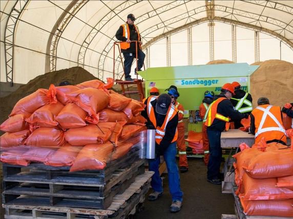 Depuis plusieurs jours, de nombreuses municipalités (comme ici Gatineau, à l'est d'Ottawa) ont distribué des milliers de sacs de sable pour ériger des digues ou protéger des habitations. © Compte Twitter de la ville de Gatineau