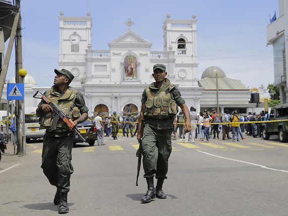 Des soldats se déploient près de l'église où une des explosions s'est produite à Colombo. © Keystone/AP/Eranga Jayawardena