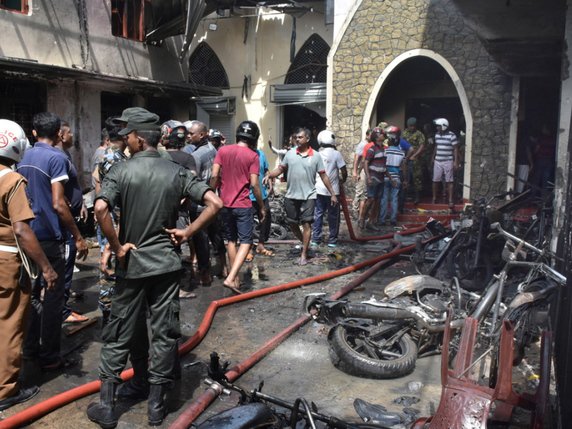 La police et les habitants s'affairent aux secours après les explosions, ici celle dsans l'église Batticalova à Colombo. © Keystone/EPA/M.A. PUSHPA KUMARA