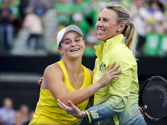 L'Australienne Ashleigh Barty (à gauche) saute dans les bras de sa capitaine Alicia Molik après sa victoire contre Sabalenka. © Keystone/EPA/GLENN HUNT