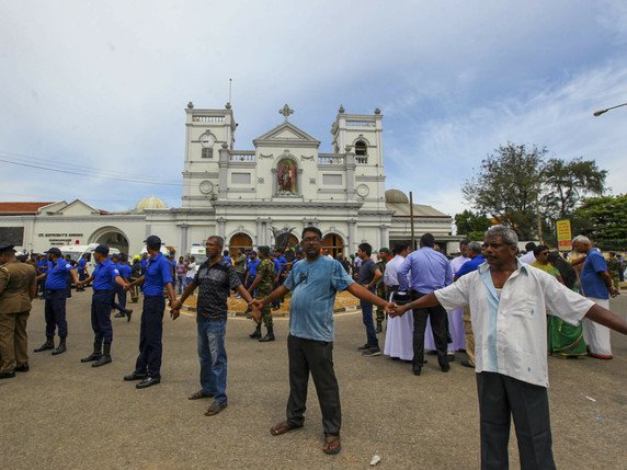 Les soldats sécurisent la zone autour de l'église St-Antoine à Colombo. © Keystone/AP/Rohan Karunarathne