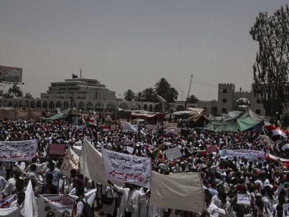 Des milliers de Soudanais sont rassemblés depuis plus de deux semaines devant le QG de l'armée dans le centre de la capitale Khartoum. © Keystone/AP/SALIH BASHEER