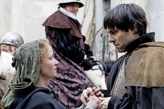 Zwingli (Max Simonischek) fait ses adieux à son épouse Anna Reinhart (Sarah Sophia Meyer) avant de prendre les armes contre les cantons opposés à la Réforme. © Elite Film/DR