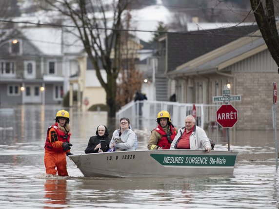 Des habitants sont évacués en bateau à Saint-Marie, au sud de la ville de Québec. © Keystone/AP The Canadian Press/JACQUES BOISSINOT