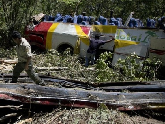 Un autocar a fini dans un ravin après une collision en Bolivie lundi. Les secours s'activaient à prendre en charge les victimes. © AP