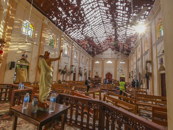 Une vague d'attentats au Sri Lanka a visé dimanche des églises et des hôtels. Ici l'intérieur dévasté de l'église de Saint-Sébastien. © Keystone/AP/Chamila Karunarathne