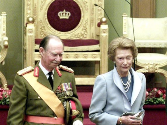 Le grand-duc Jean de Luxembourg et sa femme Joséphine-Charlotte princesse de Belgique photographiés en 2000 lors de son abdication au profit de son fils Henri (archives). © KEYSTONE/EPA/ULI DECK