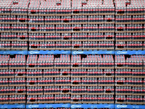 De janvier à fin mars, le chiffre d'affaires de Coca-Cola a augmenté de 5,2% à 8 milliards de dollars, également supérieur aux attentes qui étaient de 7,89 dollars en dépit des effets de change défavorable ayant rogné les ventes (archives). © KEYSTONE/EPA AAP/DARREN ENGLAND