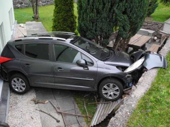 Le propriétaire de la voiture avait signalé le vol de son véhicule. En fait, l'auto s'est mise à rouler toute seule et a terminé sa course contre une maison. © Kantonspolizei Schwyz