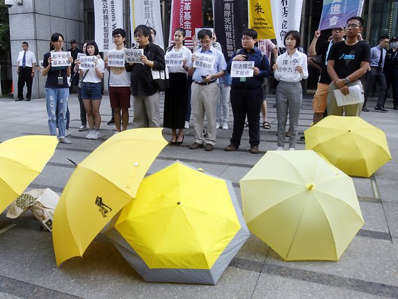 Alors que la justice annonçait ses sentences contre neuf leaders prodémocratie à HongKong, des Taïwanais ont montré leur soutien aux militants des la "révolte des parapluies" depuis Taipei. © Keystone/AP/Chiang Ying-ying