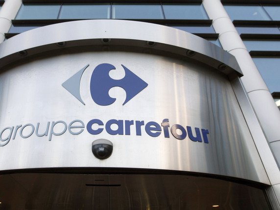 Pour renforcer sa compétitivité dans l'Hexagone, Carrefour a lancé des baisses de prix permanentes sur des produits sur sa marque propre. (archives) © KEYSTONE/AP/JACQUES BRINON