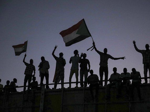 Depuis le 6 avril, des manifestants sont rassemblés jour et nuit devant le quartier général de l'armée à Khartoum. Après avoir demandé dans un premier temps le départ du président, ils réclament désormais que les militaires abandonnent le pouvoir (archives). © KEYSTONE/AP