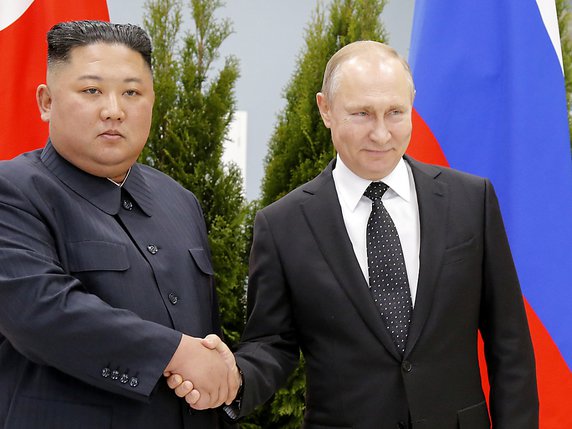 Avant d'entamer leur sommet, le président Vladimir Poutine et le dirigeant nord-coréen Kim Jong-un ont échangé une poignée de main. © Keystone/AP/Alexander Zemlianichenko