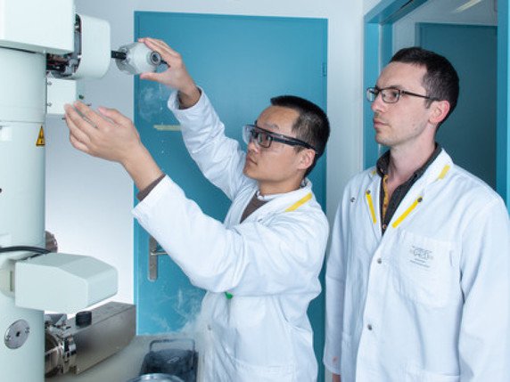Volodymyr Korkhov (à gauche), biochimiste au PSI, et Chao Qi, premier auteur de l'étude, préparent un échantillon pour la cryomicroscopie électronique. © PSI / Mahir Dzambegovic