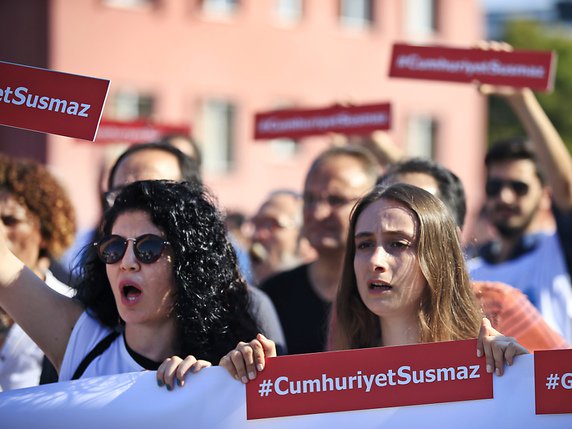 L'"affaire Cumhuriyet" a commencé fin 2016 avec l'arrestation d'une vingtaine de collaborateurs de ce journal. Plusieurs manifestations ont ensuite eu lieu dans le pays pour dénoncer le recul de la liberté de la presse. Ici à Istanbul en 2017 (archives). © KEYSTONE/AP/LEFTERIS PITARAKIS