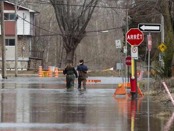 Selon l'organisme Urgence Québec, plus de 2500 résidences étaient inondées dans la région et plus de 900 personnes ont dû être évacuées. © KEYSTONE/AP The Canadian Press/ADRIAN WYLD