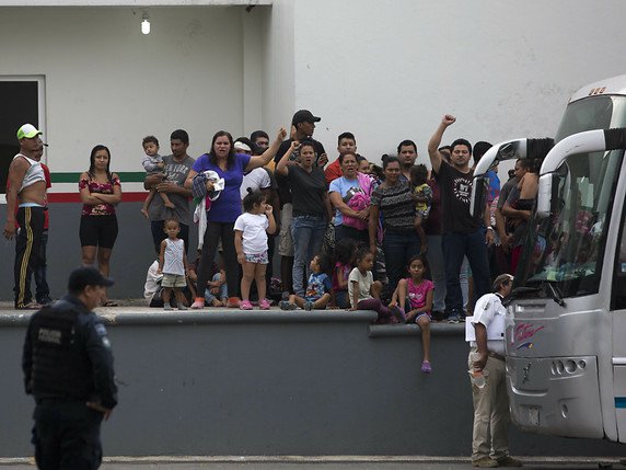 Les manifestants, des migrants centraméricains, ont demandé de meilleures conditions d'enfermement dans ce centre de rétention du sud du Mexique qui accueille 3200 personnes. L'établissement dispose en réalité de 900 places. © KEYSTONE/AP/MOISES CASTILLO