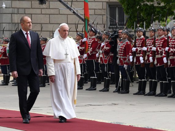 Le pape François a été reçu par le président bulgare Rumen Radev. © KEYSTONE/EPA ANSA/MAURIZIO BRAMBATTI