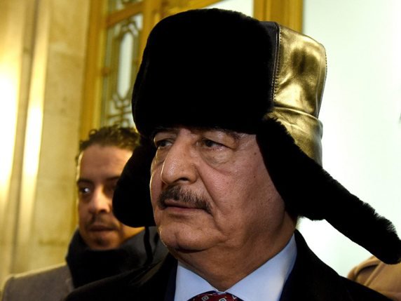Chef de l'autoproclamée armée nationale libyenne (ANL) et bête noire des islamistes en Libye, le maréchal Haftar est accusé par ses rivaux de vouloir instaurer une nouvelle dictature militaire en Libye (archives). © KEYSTONE/EPA/MAXIM SHIPENKOV