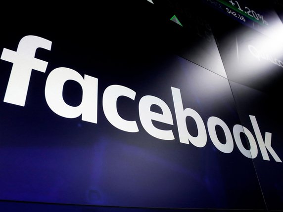 Le réseau social américain Facebook également propriétaire d'Instagram a multiplié ces dernières semaines les annonces de suppressions de contenus de son réseau (archives). © KEYSTONE/AP/RICHARD DREW