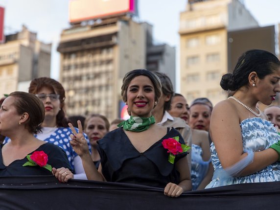 Les cent femmes, qui portaient des vêtements évoquant les tenues les plus connues d'Eva Peron, se sont rassemblées à l'Obélisque dans le centre de Buenos Aires pour aller jusqu'au ministère de la Santé et du Développement social. © KEYSTONE/AP/TOMAS F. CUESTA