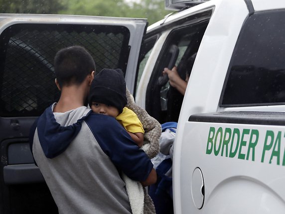 Les familles et les mineurs non accompagnés ont représenté 64% des arrestations en avril à la frontière entre le Mexique et les Etats-Unis (archives). © KEYSTONE/AP/ERIC GAY