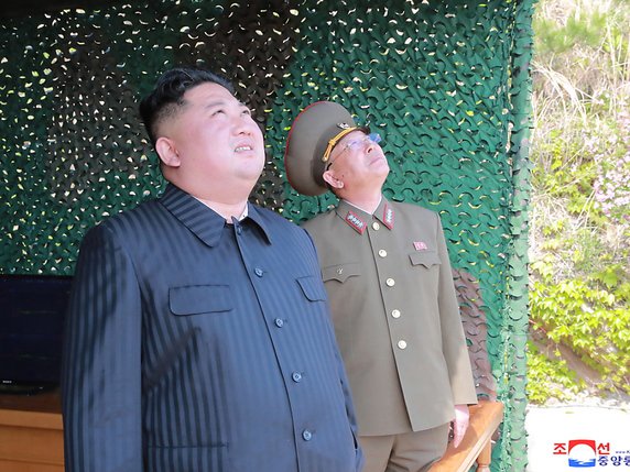 Le dirigeant nord-coréen Kim Jong-un a ordonné vendredi un exercice de "frappe à longue portée" (archives). © KEYSTONE/EPA KCNA