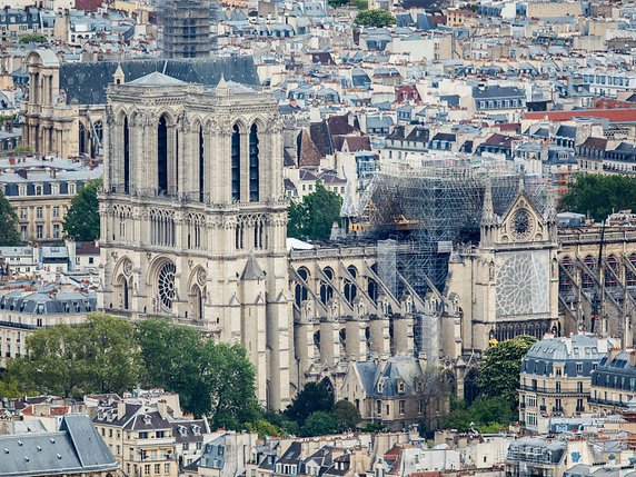 Chef d'oeuvre de l'art gothique, la cathédrale Notre-Dame de Paris a été frappée le 15 avril par un incendie qui a détruit sa charpente et la flèche, signée Viollet-le-duc. © KEYSTONE/EPA/CHRISTOPHE PETIT TESSON