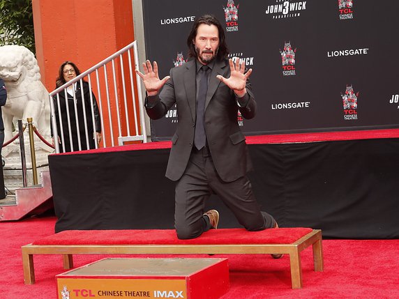 Keanu Reeves a laissé ses empreintes dans le ciment du Chinese Theater à Hollywood. © KEYSTONE/EPA/NINA PROMMER