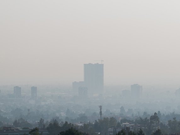 Un épais nuage de pollution a été provoqué à Mexico par une série d'incendies et des conditions météorologiques défavorables. © KEYSTONE/EPA EFE/MADLA HARTZ