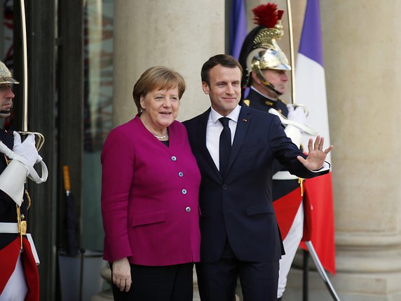 Emmanuel Macron assume la "confrontation féconde" avec Angela Merkel, avec l'objectif de "bâtir un compromis" (archives). © KEYSTONE/AP/FRANCOIS MORI
