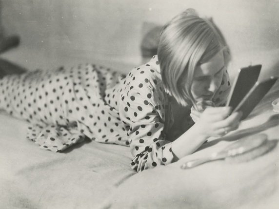 Cette photographie prise par Marianne Breslauer (1909–2001) et intitulée "Temps libre d'une jeune travailleuse" (1933), fait partie des oeuvres exposées. © Marianne Breslauer / Fotostiftung Schweiz