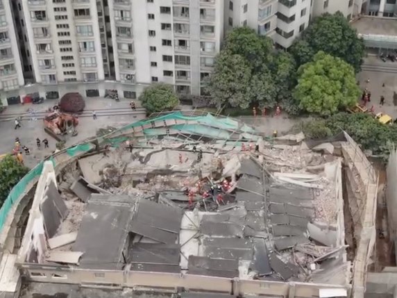 L'effondrement à Shanghai a fait sept morts. Plusieurs catastrophes de ce type se sont produites en Chine ces dernières années, généralement attribuées à des constructions de mauvaise qualité et au non-respect des règles de sécurité. © KEYSTONE/EPA/STRINGER