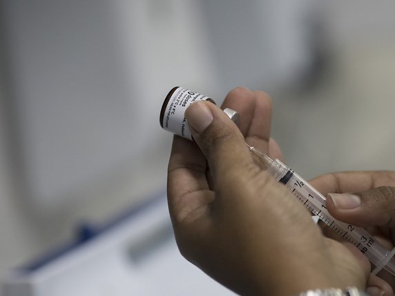 D'après l'OMS, la proportion de personnes non vaccinées dans un pays donné ne doit pas dépasser 6% à 8% pour éviter d'importantes épidémies (archives). © KEYSTONE/AP/LEO CORREA
