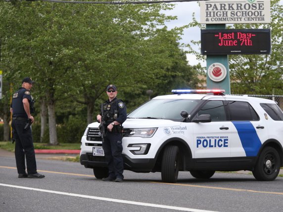 La police est intervenue rapidement au lycée de Parkrose pour interpeller le suspect. © KEYSTONE/AP The Oregonian/DAVE KILLEN