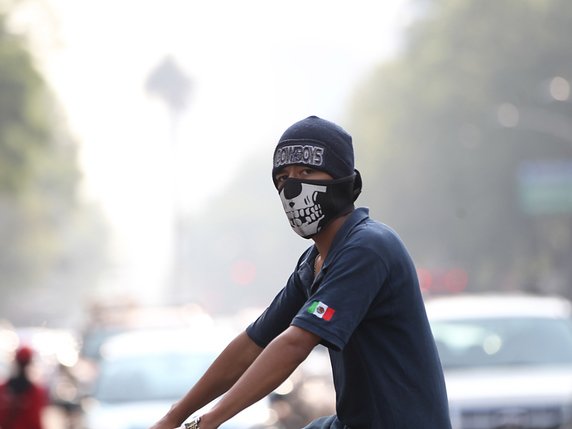 Les habitants de Mexico ont tenté de se protéger comme ils le pouvaient durant les cinq jours de pollution extrême. © KEYSTONE/EPA EFE/MARIO GUZMAN